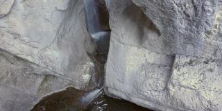 雕刻的石灰石峡谷与小溪流淌
