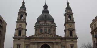 布达佩斯，匈牙利——2015年1月:布达佩斯的圣斯蒂芬大教堂