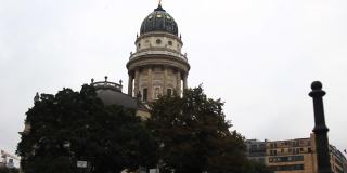 德国柏林——2014年8月:德国柏林的柏林大教堂。该教会的形成可追溯到1451年。