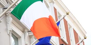 爱尔兰国旗和欧盟国旗在圣帕特里克节游行在都柏林