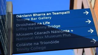 爱尔兰都柏林——2014年3月:都柏林的路标视频素材模板下载