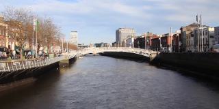 爱尔兰都柏林著名的旅游景点，半便士桥。