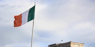 爱尔兰国旗在圣帕特里克节游行在都柏林