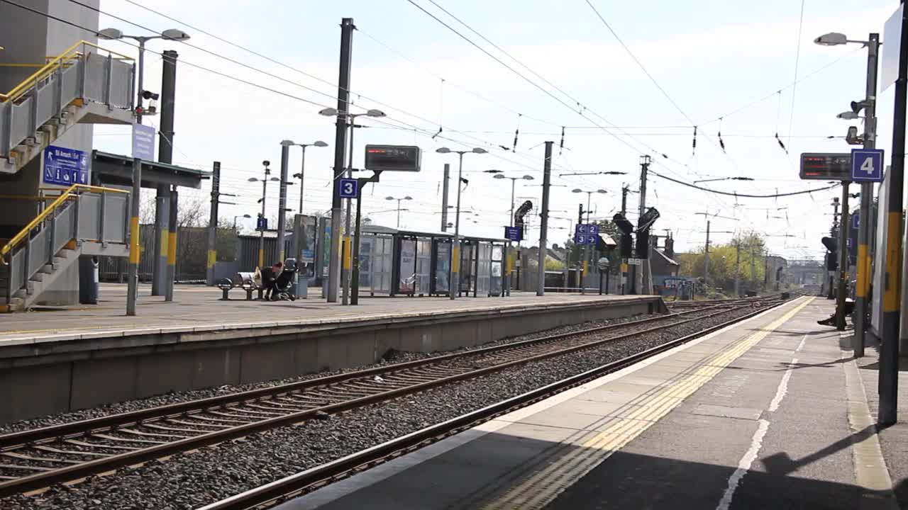 爱尔兰都柏林——2014年5月:DART火车站站台。火车快到了
