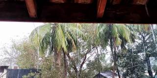 雨水从屋顶滴落下来。印度马哈拉施特拉邦Konkan的大雨。