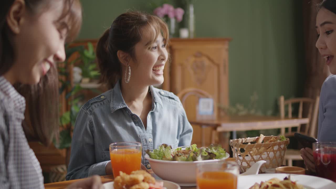 女性朋友们在素食咖啡馆里有趣地拍照，并发布IG卷轴故事。