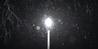 雪夜的路灯
