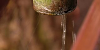 雨水从屋顶排水管流下。