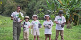 一群孩子和女教师准备种植一片森林。