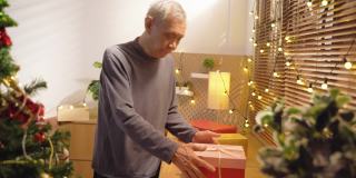 亚洲家庭一起赠送礼物礼盒，同时晚餐和庆祝圣诞假期在公寓