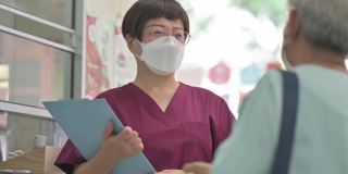 亚裔华裔女护士在诊所向她的资深女病人解释体检报告