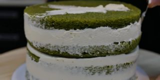 准备一个多层的绿色海绵菠菜蛋糕。应用奶油