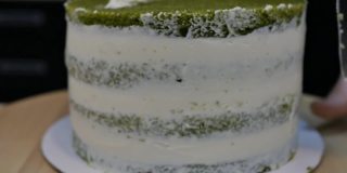准备一个多层的绿色海绵菠菜蛋糕。应用奶油