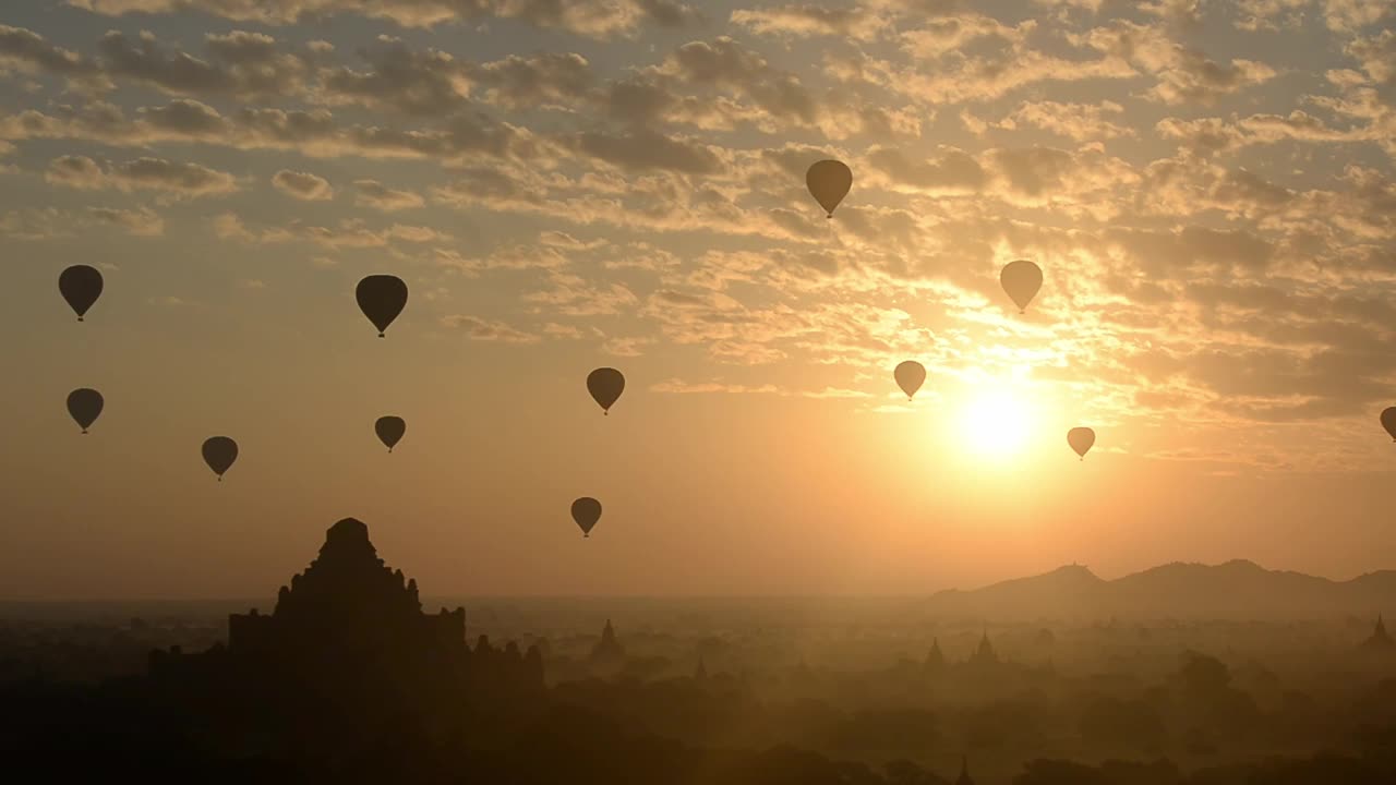 令人惊奇的热气球在日出期间飞越缅甸蒲甘的亚洲宝塔
