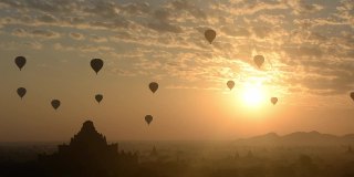 令人惊奇的热气球在日出期间飞越缅甸蒲甘的亚洲宝塔