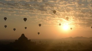 令人惊奇的热气球在日出期间飞越缅甸蒲甘的亚洲宝塔视频素材模板下载
