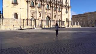 一位妇女走在安达卢西亚耆恩大教堂的广场上。视频素材模板下载