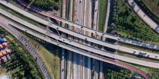 无人机视角下的高速公路交叉口汽车交通和运输技术概念