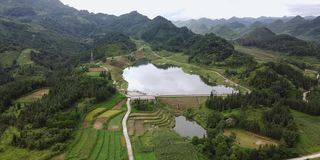 陆地上靠近大海的岛上湿地的俯视图。清晨越南乡村阴郁的风景。4K移动无人机