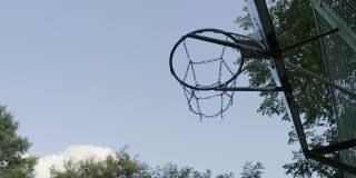 篮球穿过篮筐。街头篮球