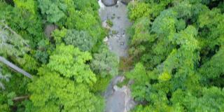 西丽丹瀑布鸟瞰图，水花飞溅，这是土因达侬国家公园山上的著名瀑布之一。位于泰国清迈。