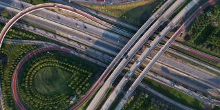 无人机视角下的高速公路交叉口汽车交通和运输技术概念