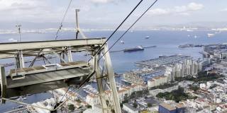 从移动缆车上观赏直布罗陀港的风景。