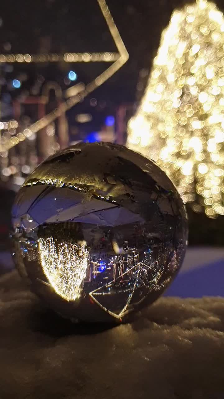 雪花在节日里照亮了卢布尔雅那——前方的水晶球