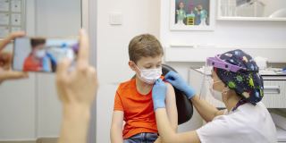 9岁男孩正在接种COVID-19疫苗