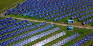太阳能电池板是绿色可再生能源的农场。装有太阳能电池板的电站利用野外的阳光产生电流。轨道的看法。