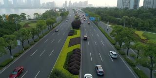 鸟瞰图的汽车运行在城市道路上的日落，中国。