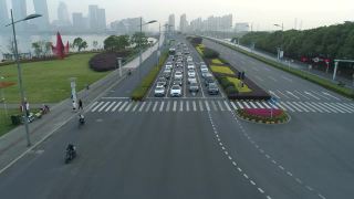 无人机拍摄的城市十字路口，汽车和公交车行驶在大道上。在日落时视频素材模板下载