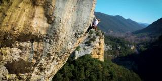 女攀岩者正在学习爬绳，寻找天然墙壁上的落点。股票视频