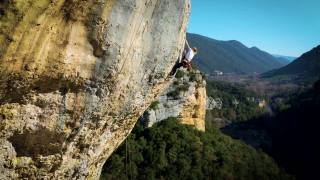 女攀岩者正在学习爬绳，寻找天然墙壁上的落点。股票视频视频素材模板下载