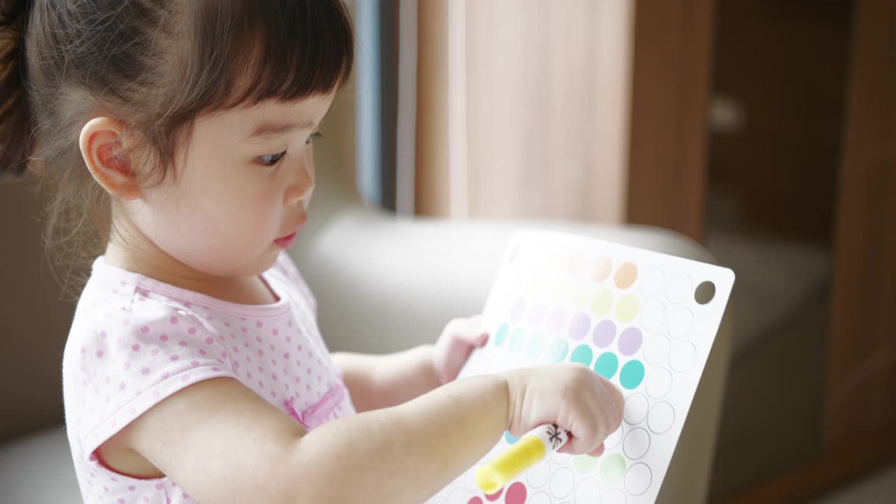 年轻的亚洲女孩学习一种颜色和练习绘画