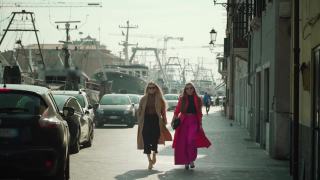 女游客沿着威尼斯大街漫步，经过汽车视频素材模板下载