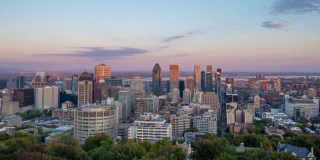 在加拿大日落时，蒙特利尔市中心的全景天际线