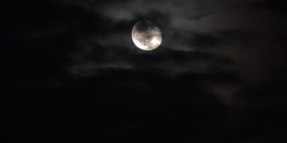 看夜晚的明月和飘过的云。