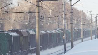 在寒冷的冬天，一列长途货运火车在火车上行驶。视频素材模板下载