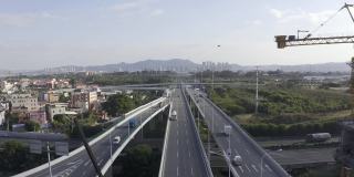 高架桥桥墩在高速公路的十字路口