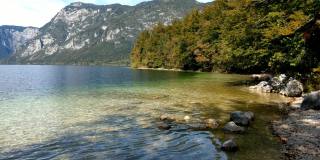 斯洛文尼亚博欣吉湖的秋天。朱利安阿尔卑斯山的博欣吉山谷。Triglav国家公园
