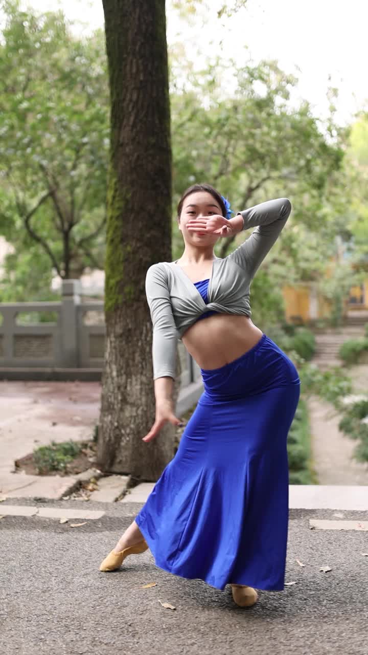 一个中国美人正在做中国舞，民间舞。