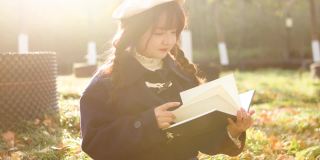 秋天，日落时分，一个女人在外面看书。