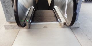 从火车站的自动扶梯往下看