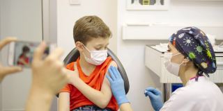 9岁男孩正在接种COVID-19疫苗