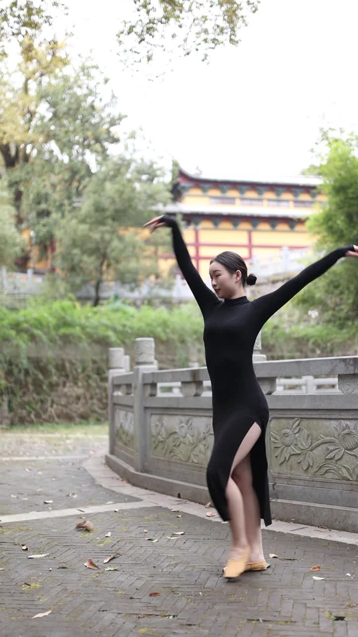 一个中国美人正在做中国舞，民间舞。