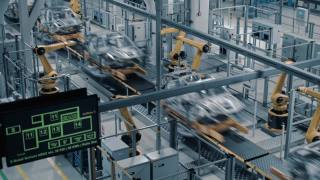 延时汽车厂数字化工业4.0概念:自动化机器人手臂装配线制造高科技电动汽车。人工智能计算机视觉分析，扫描生产效率视频素材模板下载
