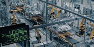 延时汽车厂数字化工业4.0概念:自动化机器人手臂装配线制造高科技电动汽车。人工智能计算机视觉分析，扫描生产效率