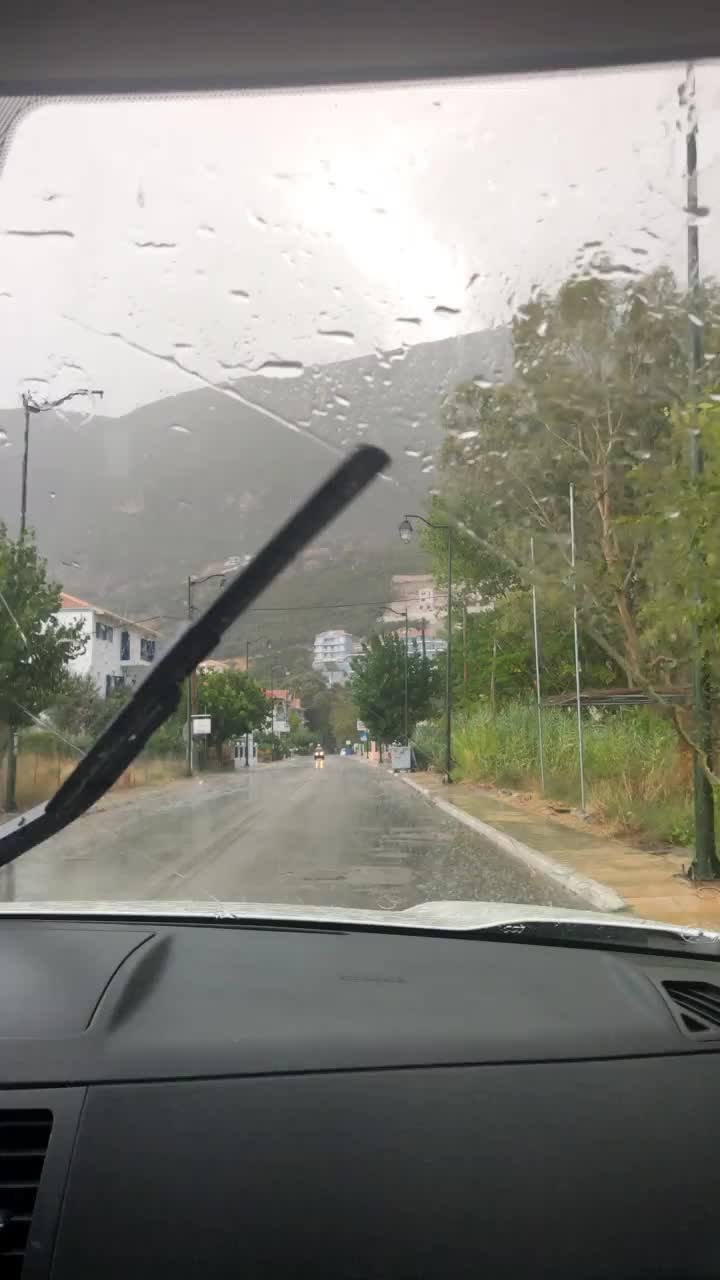 在暴风雨天气开车