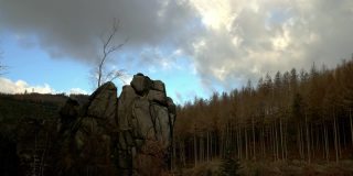 在阿德勒费尔森(Adlerfelsen)攀爬的岩石上移动的云的时间流逝